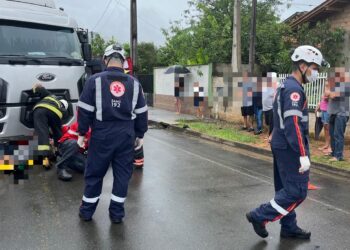 [Fotos] Mulher é atropelada e fica presa embaixo de caminhão em Schroeder