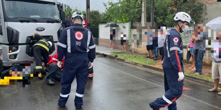 [Fotos] Mulher é atropelada e fica presa embaixo de caminhão em Schroeder