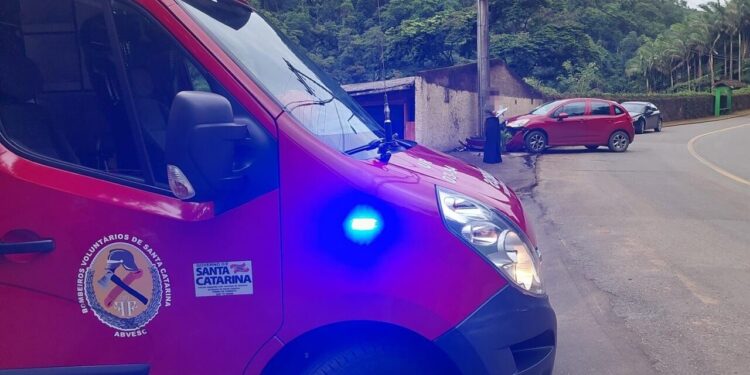 Condutor passa mal e colide em poste em Jaraguá do Sul