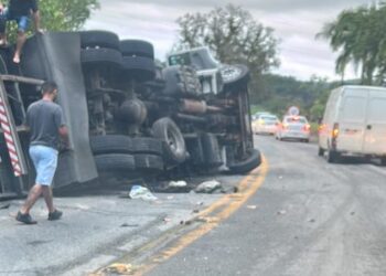 Homem fica gravemente ferido após acidente entre carro e caminhão em Massaranduba