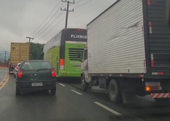 Acidente entre ônibus e caminhão atrapalha trânsito na BR-280, em Guaramirim