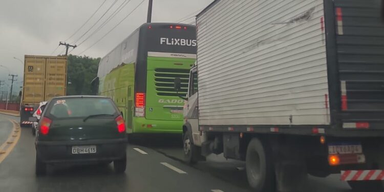 Acidente entre ônibus e caminhão atrapalha trânsito na BR-280, em Guaramirim