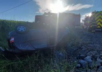 Carro sai da pista e capota na BR-280, em Guaramirim
