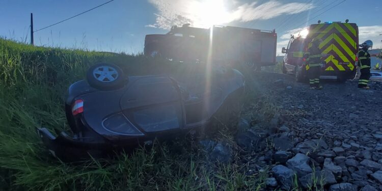 Carro sai da pista e capota na BR-280, em Guaramirim