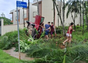 [Fotos] Motorista fica ferido após carro capotar em Guaramirim 