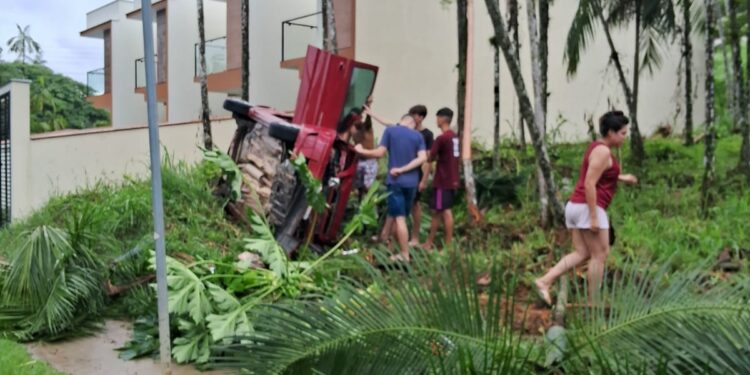 [Fotos] Motorista fica ferido após carro capotar em Guaramirim 