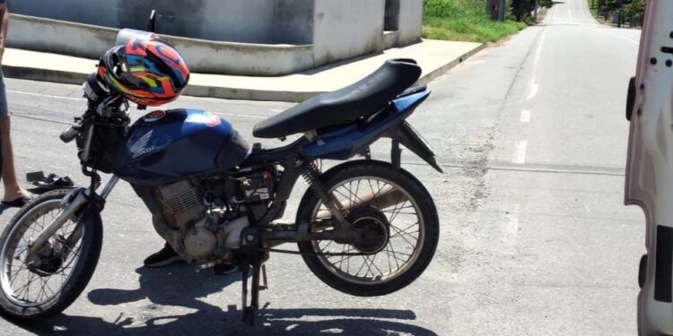 Motociclista fica ferido após colisão com carro em Schroeder
