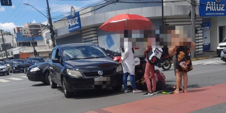 Motociclista tem suspeita de fratura após colisão com carro em Jaraguá do Sul