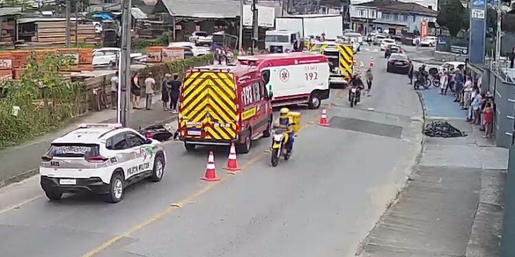 [Vídeo] Motociclista morre após acidente com carro em Joinville