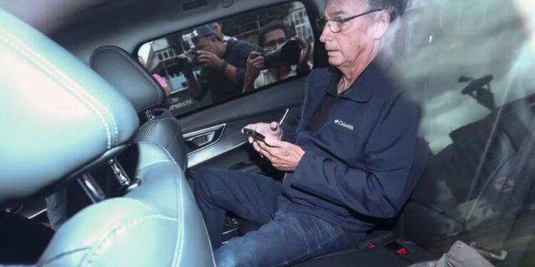 [Vídeo] Bolsonaro fica em silêncio durante depoimento na Polícia Federal