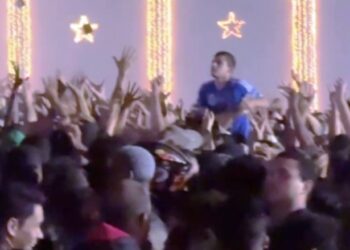 [Vídeo] Influenciadora joga dinheiro e é atacada por público em Brusque