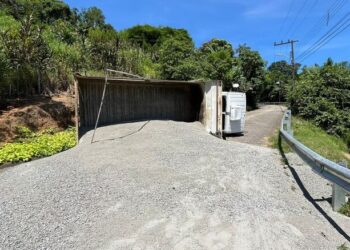 [Vídeo] Caminhão tomba e interdita acesso ao Morro das Antenas, em Jaraguá do Sul