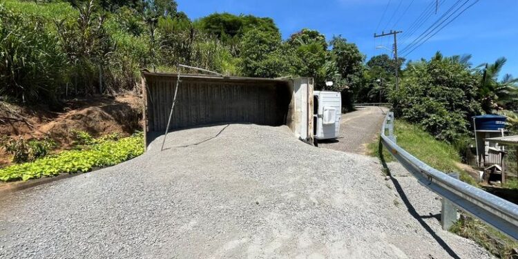 [Vídeo] Caminhão tomba e interdita acesso ao Morro das Antenas, em Jaraguá do Sul