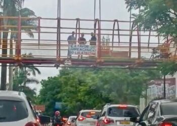 Motoristas fazem “buzinaço” em favor de impeachment de Lula, em Joinville