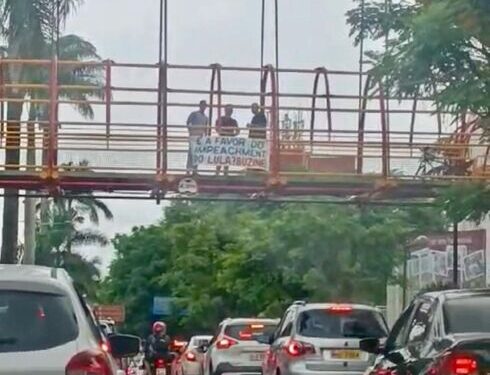 Motoristas fazem “buzinaço” em favor de impeachment de Lula, em Joinville