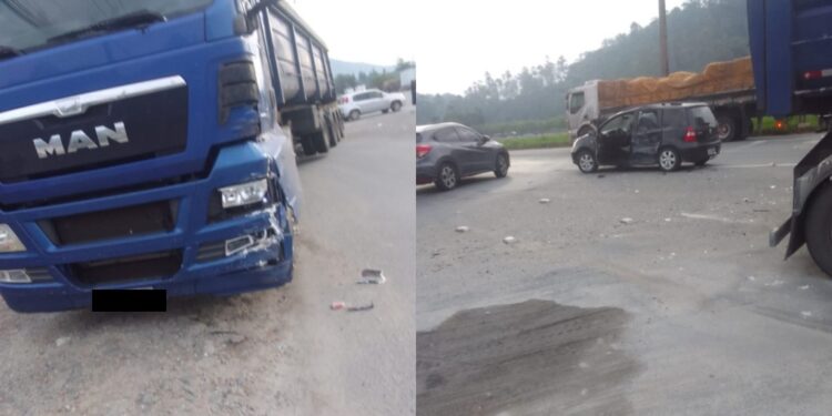 Caminhão e carro se envolvem em acidente na SC-108, em Guaramirim