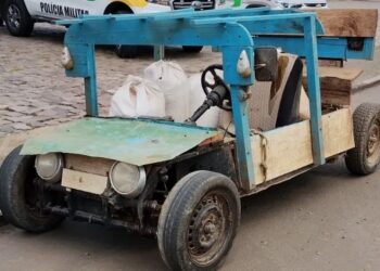 Veículo dos “Flintstones” é abordado pela polícia em rodovia de Santa Catarina