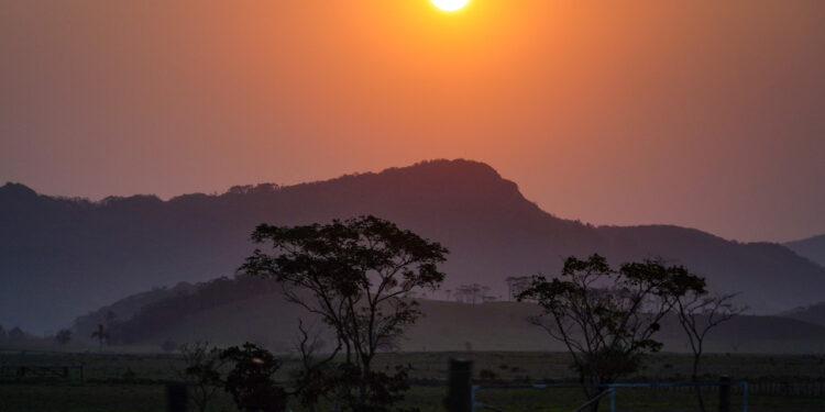 Santa Catarina tem semana de tempo firme e calor intenso