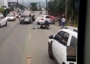 Motociclista tem suspeita de fratura após acidente em Jaraguá do Sul