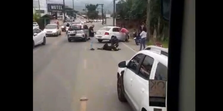 Motociclista tem suspeita de fratura após acidente em Jaraguá do Sul