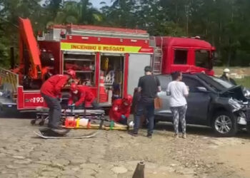 [Vídeo] Mulher fica gravemente ferida após colisão entre carros em Jaraguá do Sul