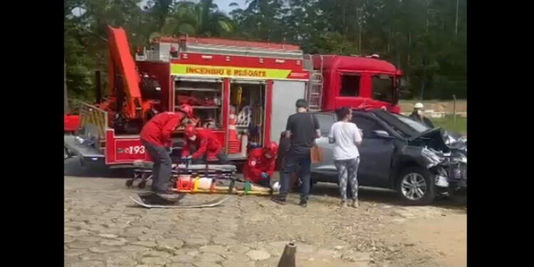 [Vídeo] Mulher fica gravemente ferida após colisão entre carros em Jaraguá do Sul