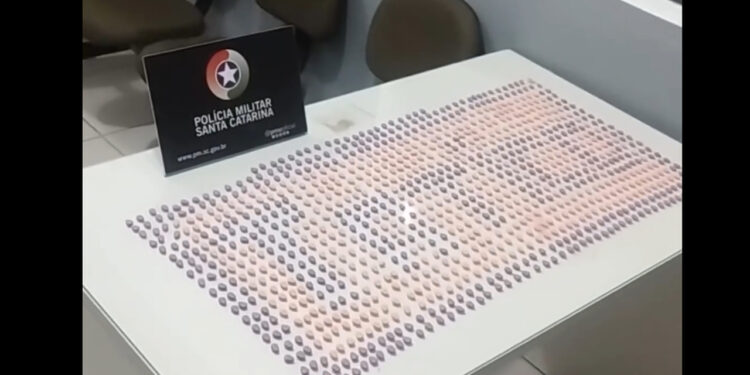 [Vídeo] Motorista tenta fugir da PM, entra em rua sem saída e é preso com 1.000 comprimidos de ecstasy em Guaramirim