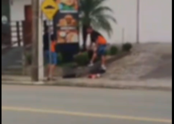 [Vídeo] Adolescente é pego furtando bebidas em Jaraguá do Sul