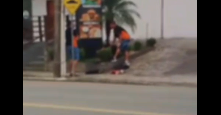 [Vídeo] Adolescente é pego furtando bebidas em Jaraguá do Sul