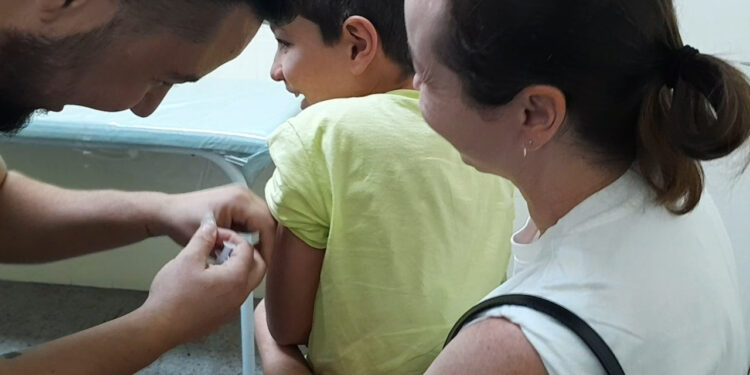 Três unidades de saúde de Jaraguá abrem neste sábado para vacinação contra a dengue