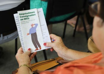 Procon alerta para golpes contra idosos na internet