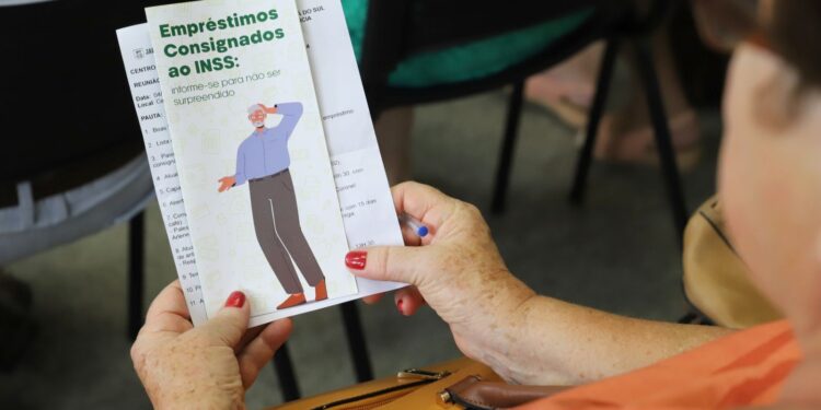 Procon alerta para golpes contra idosos na internet