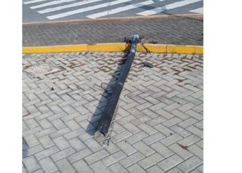 Veículo colide e derruba haste metálica de semáforo na Epitácio Pessoa, em Jaraguá