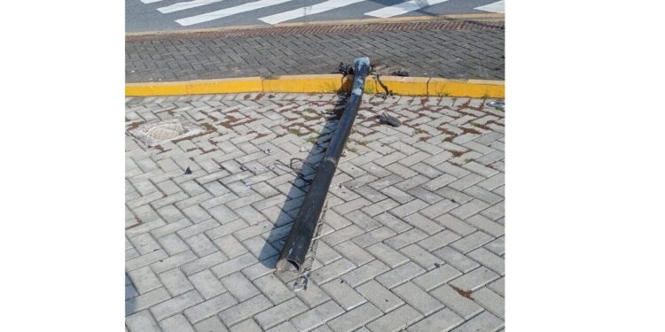 Veículo colide e derruba haste metálica de semáforo na Epitácio Pessoa, em Jaraguá