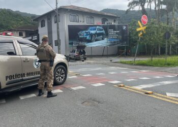 [Vídeo] PM encontra material explosivo dentro de veículo em Jaraguá do Sul