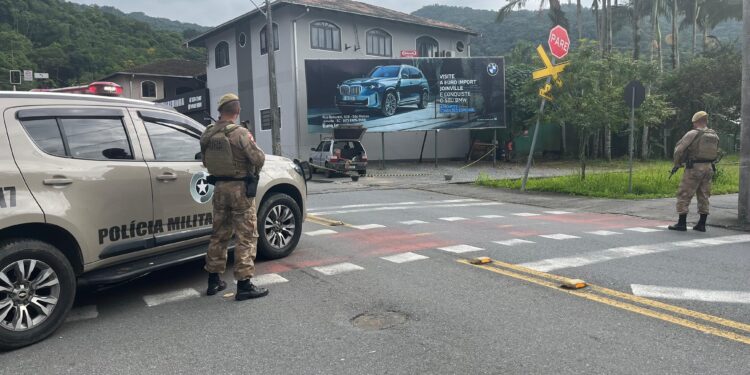[Vídeo] PM encontra material explosivo dentro de veículo em Jaraguá do Sul