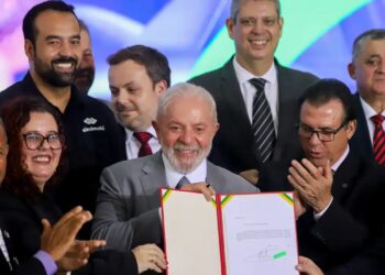 Lula assina projeto que regula atividade de motoristas de aplicativo