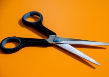 Em briga por ciúmes, homem leva ‘tesourada’ na cabeça da companheira em Jaraguá