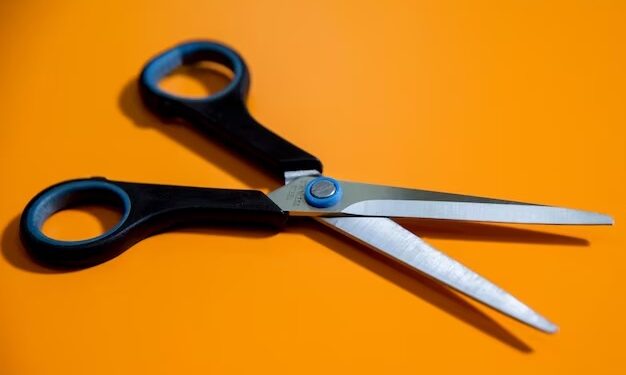 Em briga por ciúmes, homem leva ‘tesourada’ na cabeça da companheira em Jaraguá