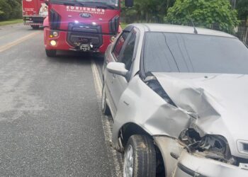 [Fotos] Mulher fica ferida após carro bater contra poste em Schroeder