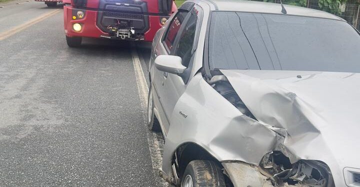 [Fotos] Mulher fica ferida após carro bater contra poste em Schroeder