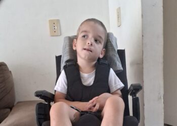 Criança de Guaramirim com hidrocefalia precisa de andador adaptado