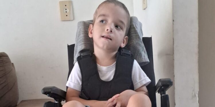 Criança de Guaramirim com hidrocefalia precisa de andador adaptado