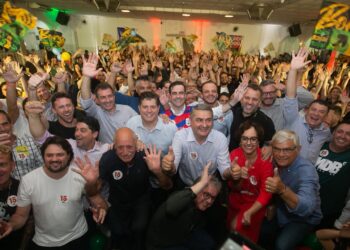 Com mais de dois mil participantes, Carlos Chiodini assina filiação no MDB de Itajaí