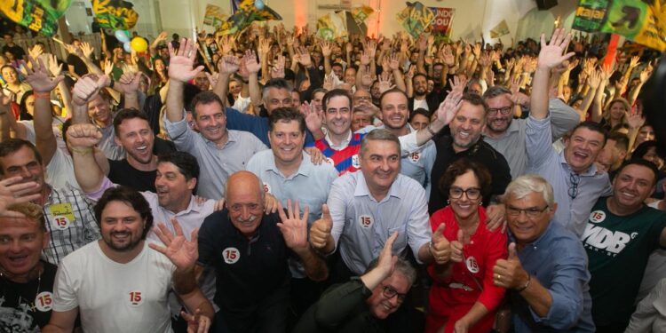 Com mais de dois mil participantes, Carlos Chiodini assina filiação no MDB de Itajaí