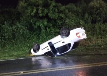 Carro capota e veículo é abandonado em Jaraguá do Sul