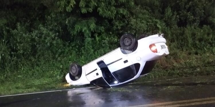 Carro capota e veículo é abandonado em Jaraguá do Sul