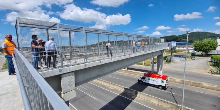 Nova passarela para pedestres é liberada na BR-280, em Guaramirim