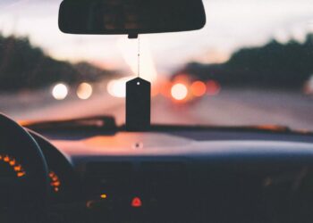 Bebê de 1 ano morre após ser esquecido pela mãe dentro de carro em SC