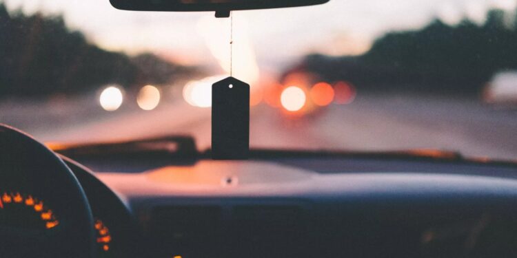 Bebê de 1 ano morre após ser esquecido pela mãe dentro de carro em SC